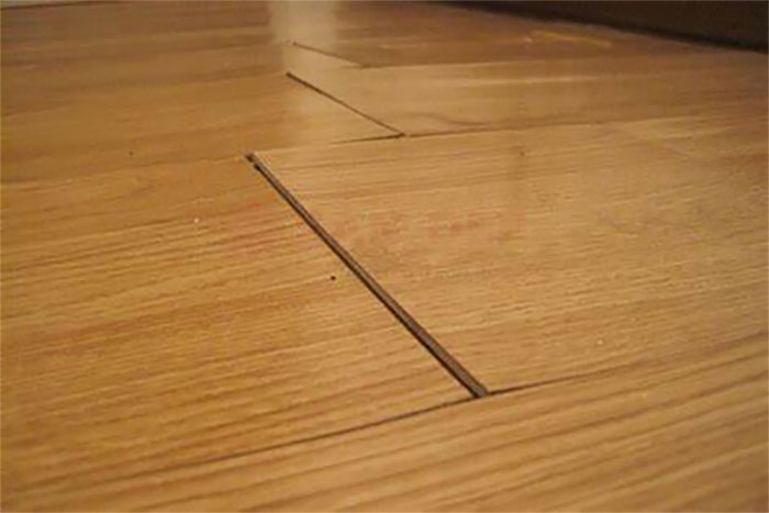 Sàn gỗ bị hở khe có thể gây nguy hiểm tới người sử dụng