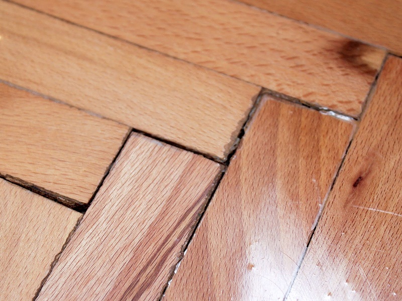 Ván sàn kém chất lượng dẫn tới hiện tượng sàn gỗ bị hở khe