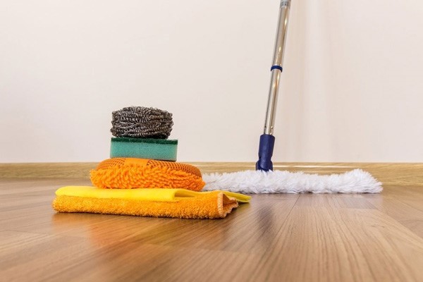 Sử dụng nước ấm để vệ sinh sàn nhà, tránh hư hỏng