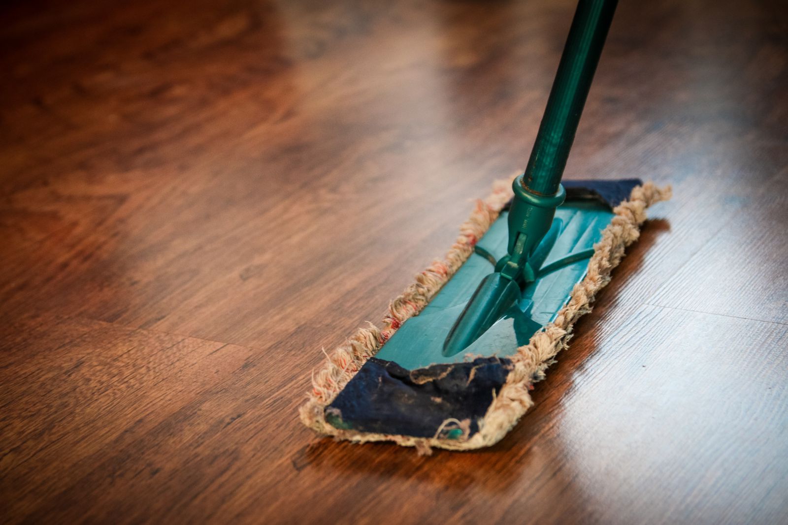 Vệ sinh sàn nhà thường xuyên giúp tăng độ bền sản phẩm và bảo vệ sức khỏe gia đình