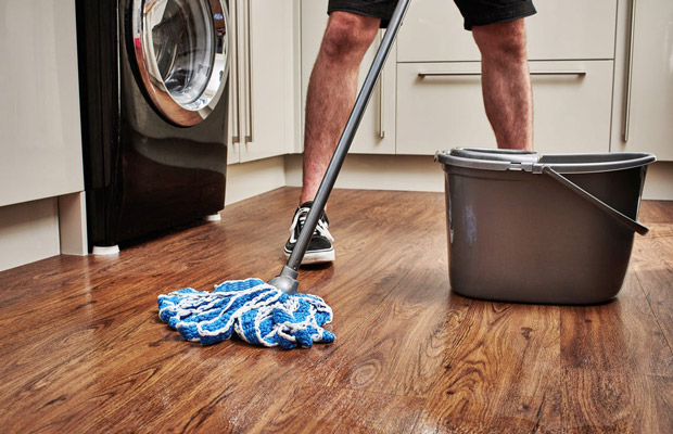 Các chất tẩy chuyên vệ sinh sàn giúp loại bỏ vết sơn bám nhanh chóng