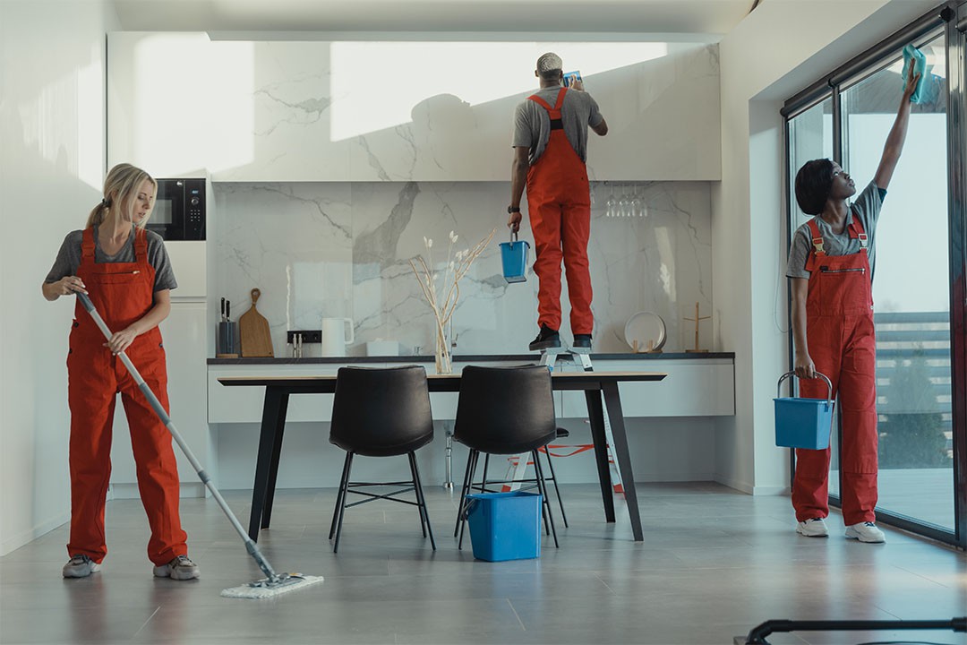 Cách vệ sinh sàn nhựa giả gỗ đơn giản và hiệu quả NHẤT