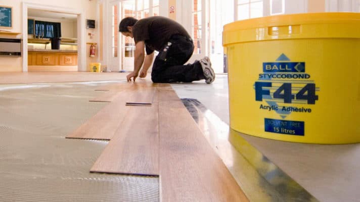 [Hướng dẫn] Cách tẩy keo dán sàn nhựa đơn giản, hiệu quả tức thì